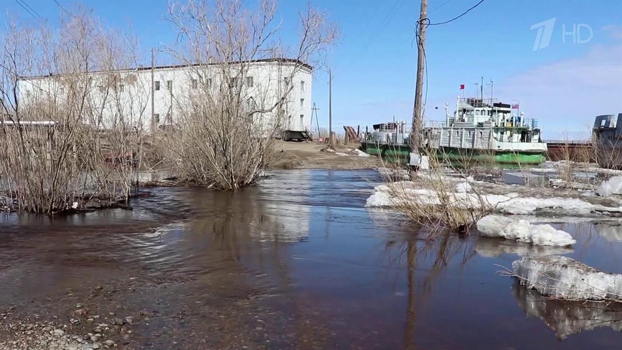 Высокий подъем воды в реке. Графский берег Якутия. Наводнение в Якутии 2001. Графский берег река Лена. Графский берег Намский.