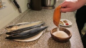 солим скумбрию малосоленую в пакете супер скорый способ соления рыбы.