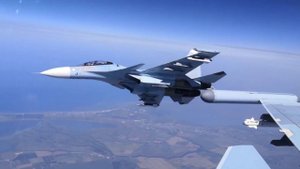 Воздушная тренировка экипажей Су-30СМ в небе над Крымским полуостровом