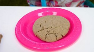 Видео про игры в готовку. Пупс Беби Бон ждет обед! Готовлю игрушкам с кинетическим песком и Плей До