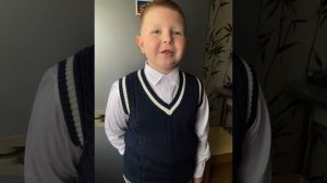 Она косички заплела, и завязала бант ….