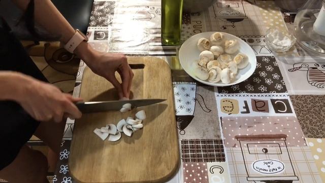 Котлеты из соевого фарша с грибной начинкой. Веганский рецепт.