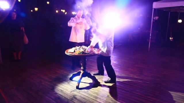 Мясо фламбе, повар загорелся, Flambe show disaster, chief burns смотреть онлайн