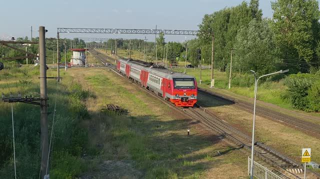 Дизель-электропоезд ДТ1-003 прибывает на ст. Александровская