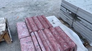 Расформовка бордюров, отлитых по технологии «Мрамор из бетона» в цвете «Огония»