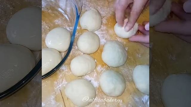 Пышные булочки с черничным джемом