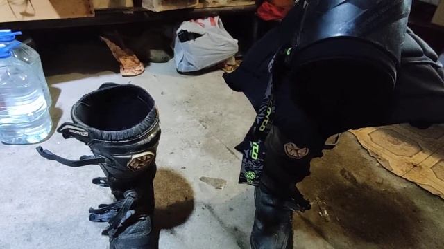 Как мотоэкипировка на эндуро спасает жизнь, мотоботы Scoyco MBM001, наколенники Scoyco k12 часть 1я смотреть онлайн