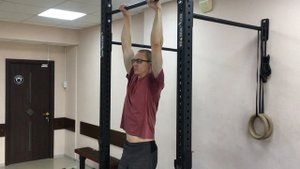 Подъём коленей к груди в висе на перекладине