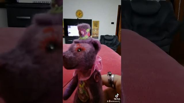 Подвижная игрушка из шерсти в технике сухое валяние.
