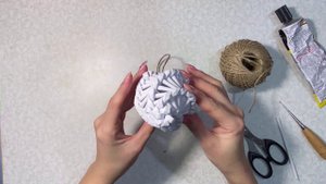 Плетеная шишка из бумажных трубочек