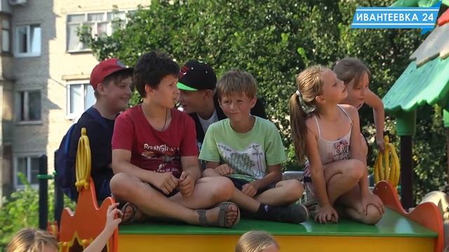 Праздничная программа на детской площадке на ул. Смурякова смотреть онлайн