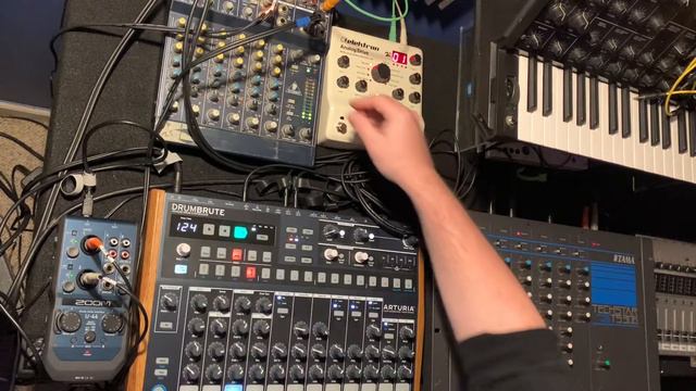 Elektron Analog Drive pedal as an aux send, Arturia Drumbrute and Tama Techstar experimenting jam смотреть онлайн