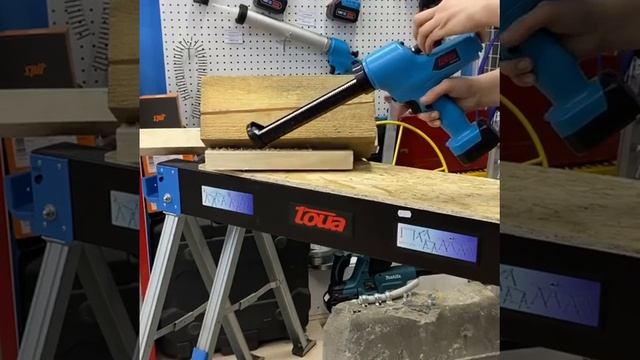 Высокопроизводительный аккумуляторный пистолет для герметика и клея Toua DCG72-310 смотреть онлайн