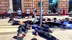 В Москве у американского посольства продолжаются акции с Лепестками