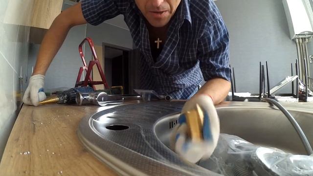 Как сделать отверстие под смеситель в мойке из нержавейки? Установка смесителя в раковину. смотреть онлайн