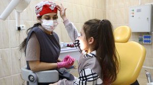 Детский врач-стоматолог ведёт приём в образе сказочной лисички