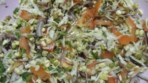 Витаминный салат с пророщенными ростками.