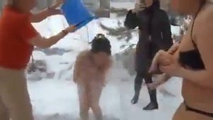 Закаливание младенцев! Обливают детей холодной водой!