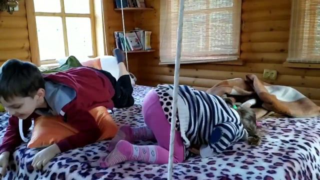 VLOG:У НАС ВЕТРЯНКА😱//КРАСИМ ЯЙЦА КУРКУМОЙ//ПОДВЕСНАЯ КРОВАТЬ смотреть онлайн