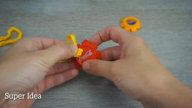 Оригинальное Кашпо украшено цветами из пластмассовых крышек. смотреть онлайн