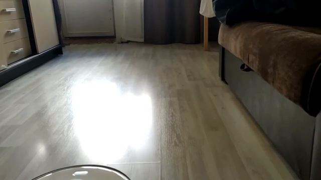 Робот-пылесос убирает квартиру смотреть онлайн