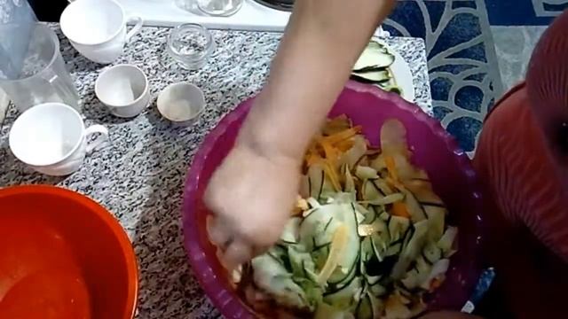 Салат на зиму с огурцами,кабачками слайсами быстро,просто,вкусно. смотреть онлайн