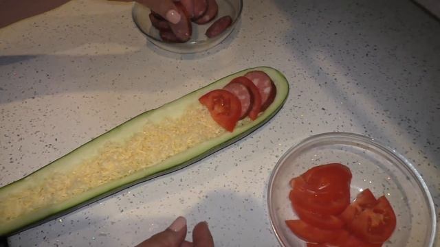 Нет ничего проще.Кабачок,колбаска,сыр, томат. Вкуснота на раз-два смотреть онлайн