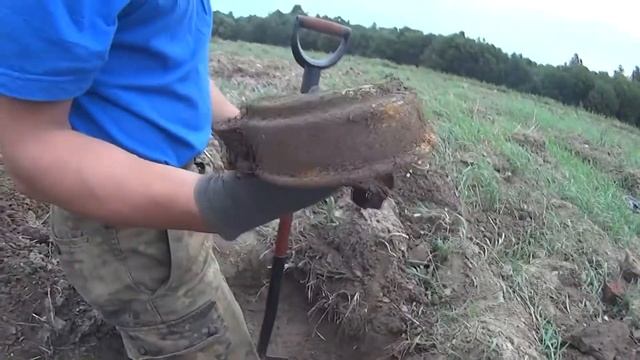 Раскопки немецкой траншеи с учебными патронами на передовой   Excavations of the German trenches смотреть онлайн