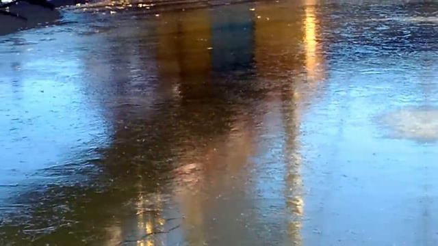 Уточки гуляют по первому льду на реке смотреть онлайн