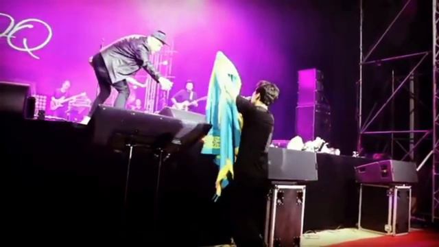 🔔 До слез... Димаш Кудайберген вышел к зрителям с флагом Казахстана. Димаш спел со зрителями  (SUB)