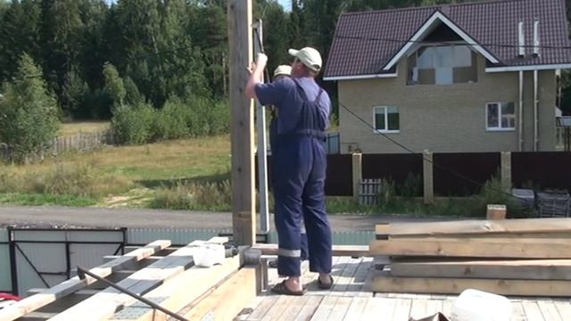 Часть 1. Строительство мансардной крыши. Установка опорных брусьев 100 * 200 смотреть онлайн