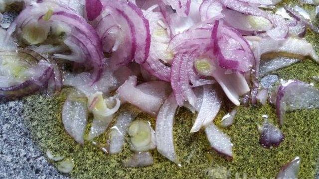 Кабачки жареные с луком на сковороде