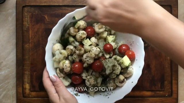 Запечённые шампиньоны с овощным миксом в итальянском стиле смотреть онлайн