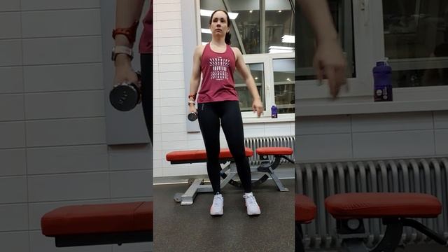 Отведение рук с гантелей смотреть онлайн