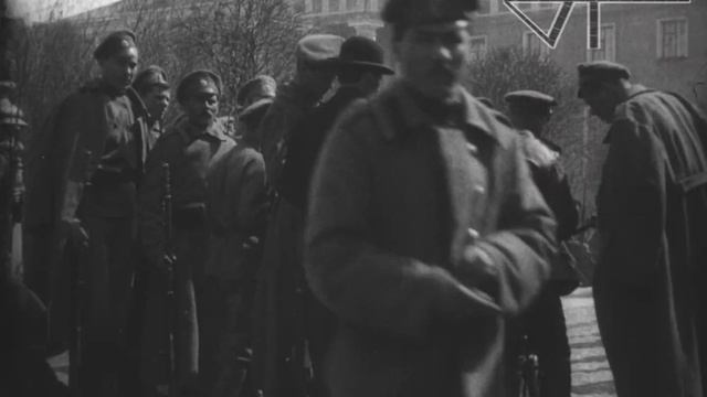 Проверка пропусков у Смольного. Толпа на Дворцовой площади (немая кинохроника, 1917 г.) смотреть онлайн