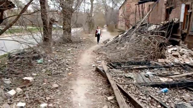 Сгоревший дом. Упавшая стена перегородила пешеходную дорожку!