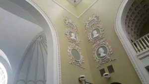 Удивительная архитектура здания ЖД вокзала Симферополь.