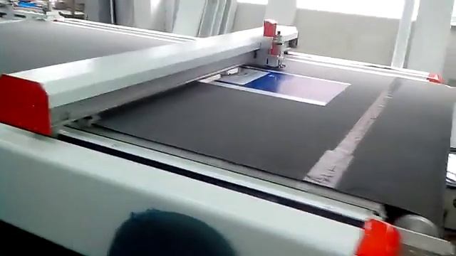 планшетный режущий плоттер с автоматической подачей материала самоклеющаяся пленка с рулона смотреть онлайн