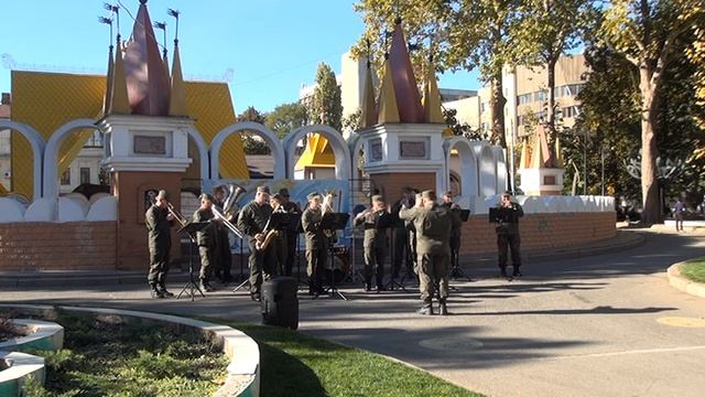 марш Гвардия 14 10 2018 в исполнении военного оркестра, город Николаев смотреть онлайн