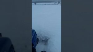 Минитрактор скаут чистит снег