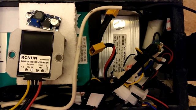 Kugoo Max Speed электросамокат, установка поворотов, свет, подключение в зарядное гнездо. смотреть онлайн