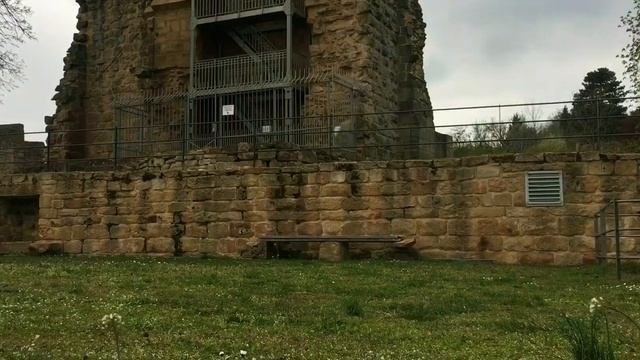 Die Wachtenburg ist die Ruine. Im Landkreis Bad Dürkheim von Rheinland-Pfalz. смотреть онлайн