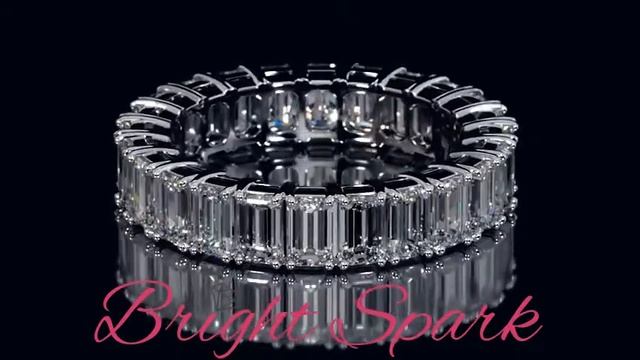 Кольцо белого золота с камнями изумрудной огранки по кругу Holly 3,6 карата от Bright Spark смотреть онлайн