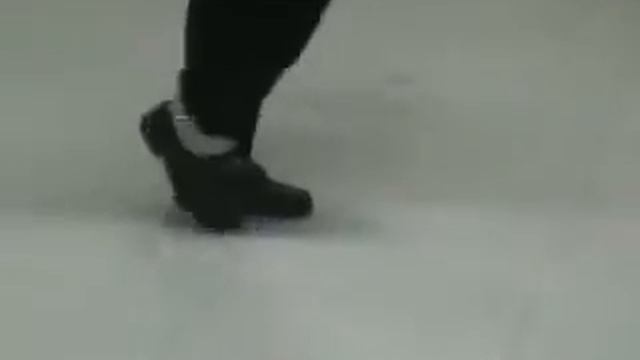 Изучение лунной походки а ля Майкл Джексон learn Moonwalk смотреть онлайн