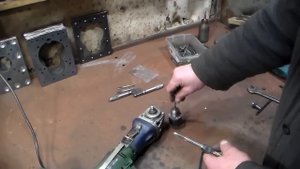 Насадка для шуруповерта из болгарки. Нарезание внутренней резьбы