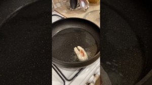Радужная форель на сковородке в муке