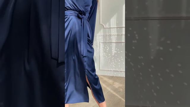 ШЕЛКОВОЕ ПЛАТЬЕ-МИДИ С ПОЯСОМ И РАЗРЕЗОМ НА НОГЕ В СИНЕМ ЦВЕТЕ Березка шоп смотреть онлайн