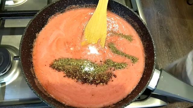 Баклажаны и кабачки с сыром фета в томатном соусе. смотреть онлайн