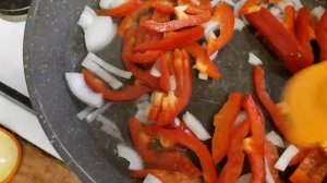 Яичница?  с лавашом и овощами?