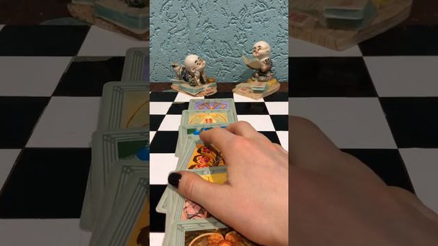 Стоит продолжать общение с ним... не теряю время ?Таро
